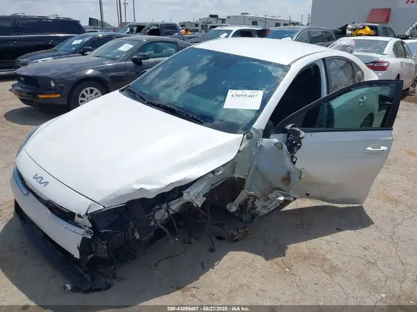 3KPF54AD8PE686987 2023 KIA FORTE - Image 2