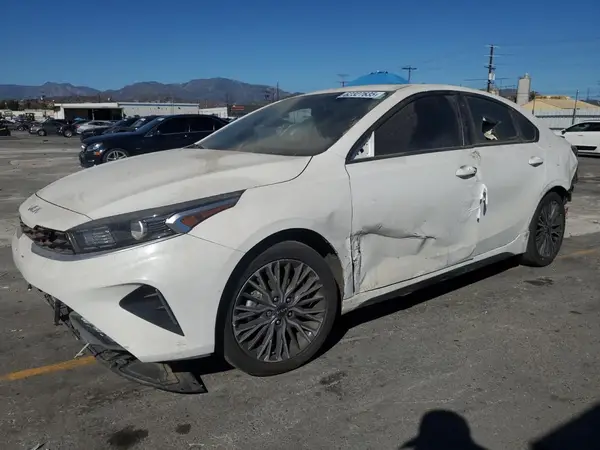 3KPF54AD8RE739576 2024 KIA FORTE - Image 1