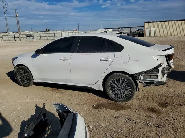 3KPF54AD8RE788955 2024 KIA FORTE - Image 2