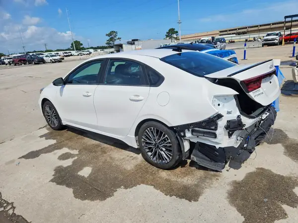 3KPF54AD8RE817435 2024 KIA FORTE - Image 2