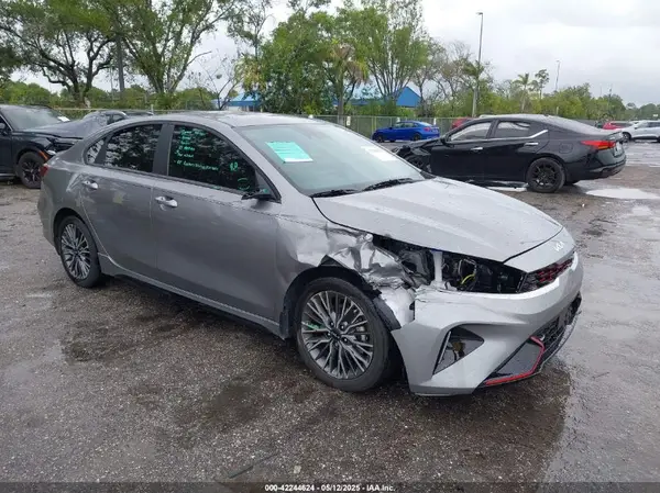 3KPF54AD8RE828578 2024 KIA FORTE - Image 1