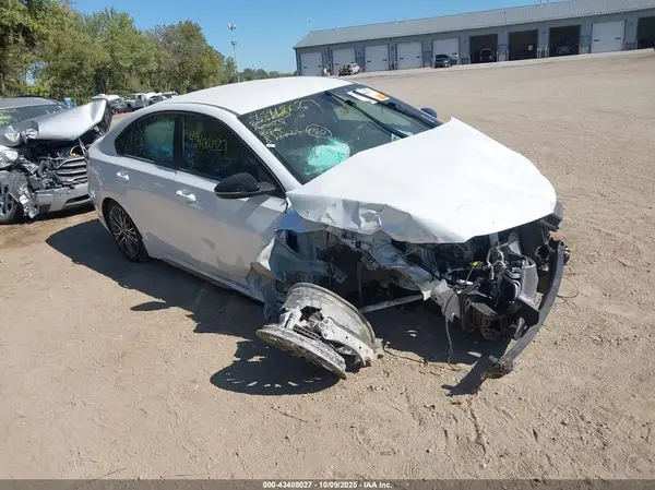 3KPF54AD8RE838723 2024 KIA FORTE - Image 1