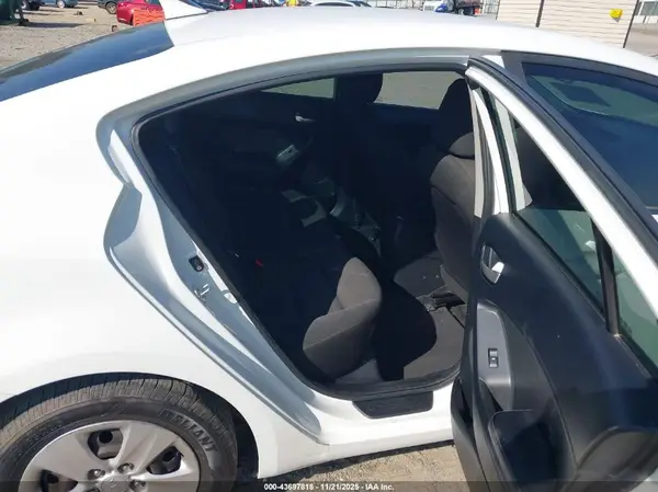 3KPFK4A70HE022610 2017 KIA FORTE - Image 8