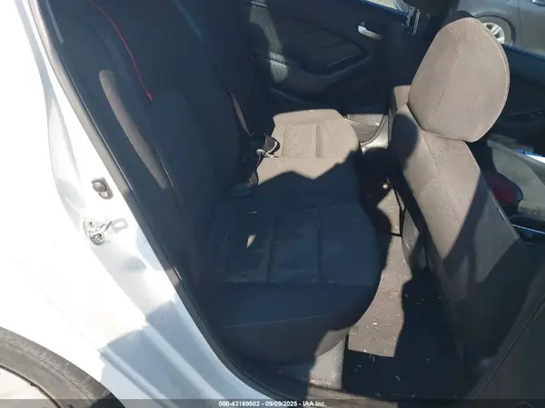 3KPFK4A70HE029203 2017 KIA FORTE - Image 8