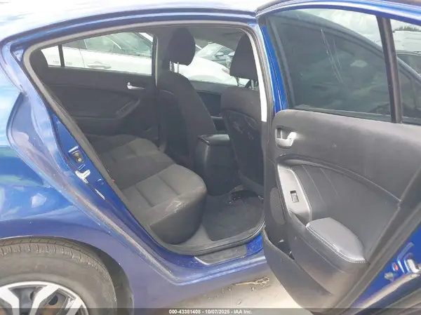 3KPFK4A70HE030738 2017 KIA FORTE - Image 8