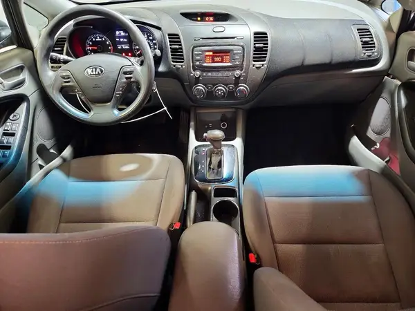 3KPFK4A70HE032411 2017 KIA FORTE - Image 8