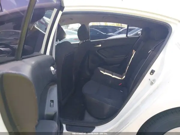 3KPFK4A70HE033042 2017 KIA FORTE - Image 8