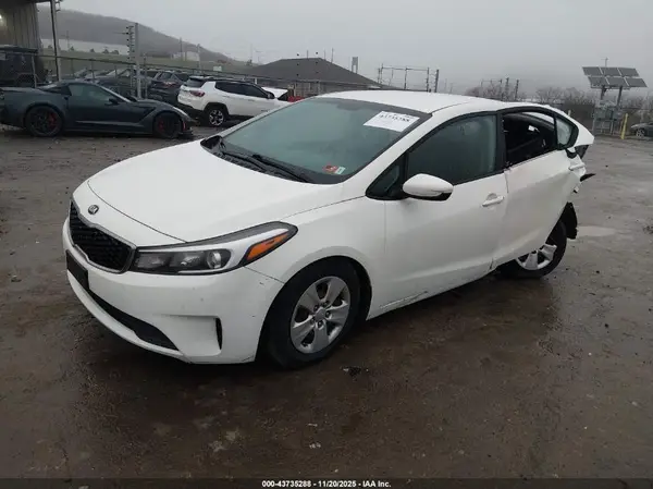 3KPFK4A70HE033588 2017 KIA FORTE - Image 2