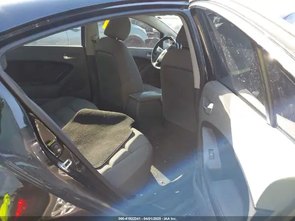 3KPFK4A70HE034353 2017 KIA FORTE - Image 8