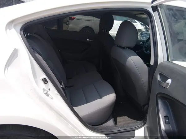 3KPFK4A70HE035812 2017 KIA FORTE - Image 8