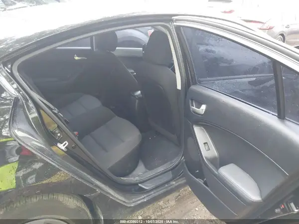 3KPFK4A70HE040198 2017 KIA FORTE - Image 8