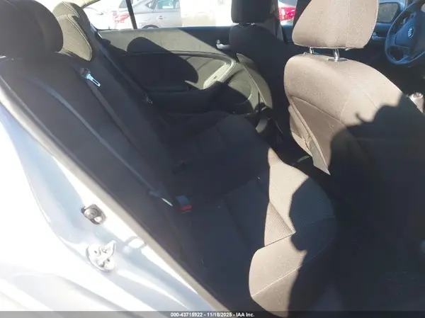 3KPFK4A70HE040282 2017 KIA FORTE - Image 8