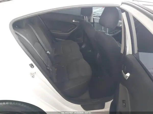 3KPFK4A70HE040900 2017 KIA FORTE - Image 8