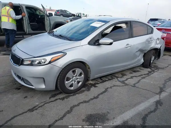 3KPFK4A70HE055249 2017 KIA FORTE - Image 2