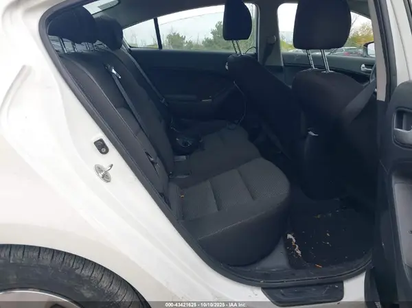 3KPFK4A70HE063092 2017 KIA FORTE - Image 8