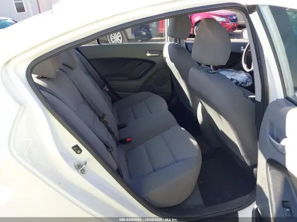 3KPFK4A70HE063867 2017 KIA FORTE - Image 8