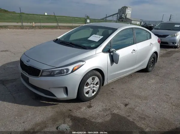 3KPFK4A70HE067174 2017 KIA FORTE - Image 2