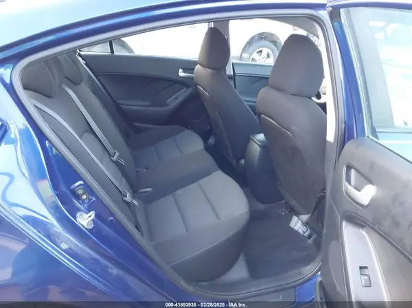 3KPFK4A70HE068387 2017 KIA FORTE - Image 8