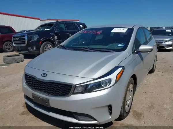 3KPFK4A70HE082242 2017 KIA FORTE - Image 2