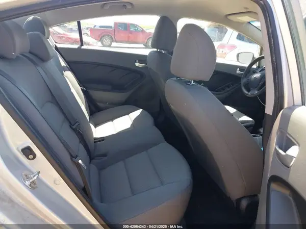 3KPFK4A70HE082242 2017 KIA FORTE - Image 8
