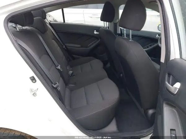 3KPFK4A70HE085660 2017 KIA FORTE - Image 8