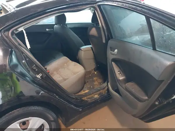 3KPFK4A70HE091331 2017 KIA FORTE - Image 8