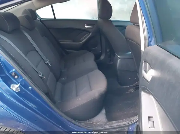 3KPFK4A70HE092575 2017 KIA FORTE - Image 8