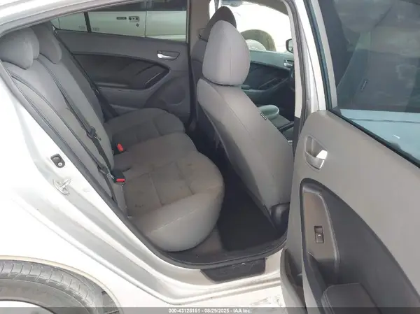 3KPFK4A70HE100707 2017 KIA FORTE - Image 8