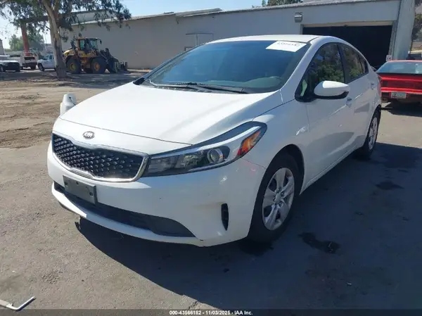 3KPFK4A70HE102005 2017 KIA FORTE - Image 2