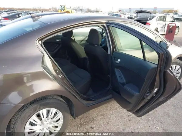 3KPFK4A70HE103185 2017 KIA FORTE - Image 8