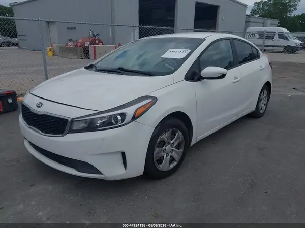 3KPFK4A70HE104823 2017 KIA FORTE - Image 2