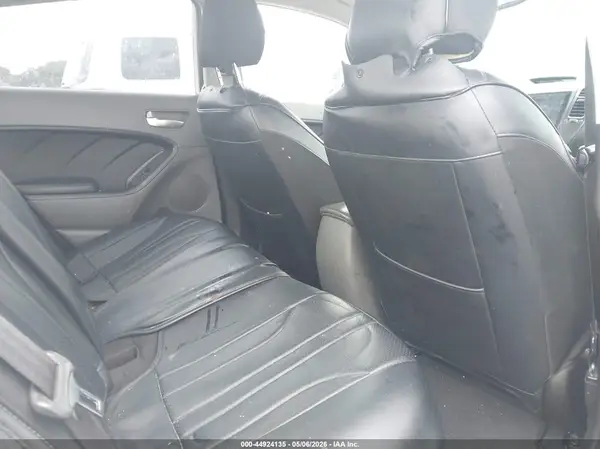 3KPFK4A70HE104823 2017 KIA FORTE - Image 8
