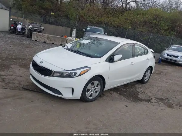 3KPFK4A70HE107124 2017 KIA FORTE - Image 2