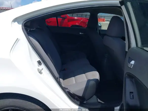 3KPFK4A70HE111352 2017 KIA FORTE - Image 8
