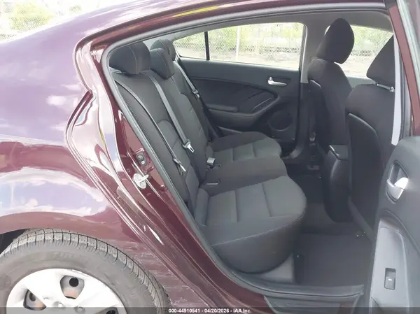 3KPFK4A70HE135912 2017 KIA FORTE - Image 8