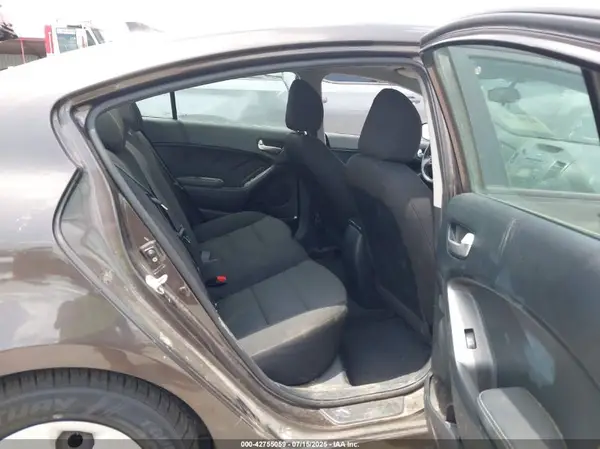 3KPFK4A70HE142522 2017 KIA FORTE - Image 8