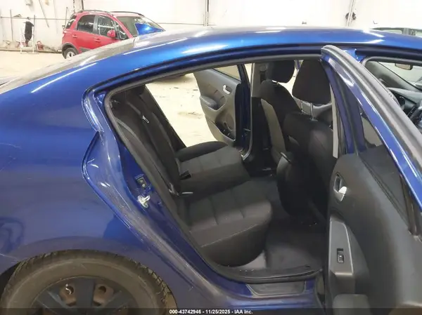 3KPFK4A70HE147638 2017 KIA FORTE - Image 8