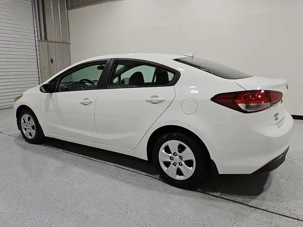 3KPFK4A70JE164820 2018 KIA FORTE - Image 2