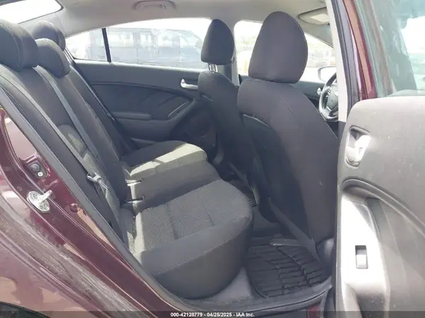 3KPFK4A70JE165286 2018 KIA FORTE - Image 8