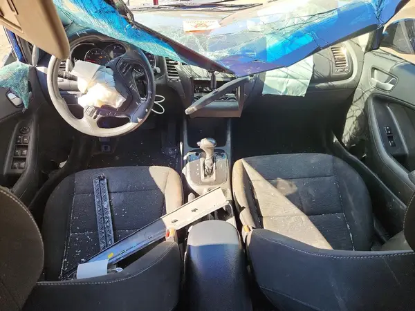 3KPFK4A70JE165370 2018 KIA FORTE - Image 8