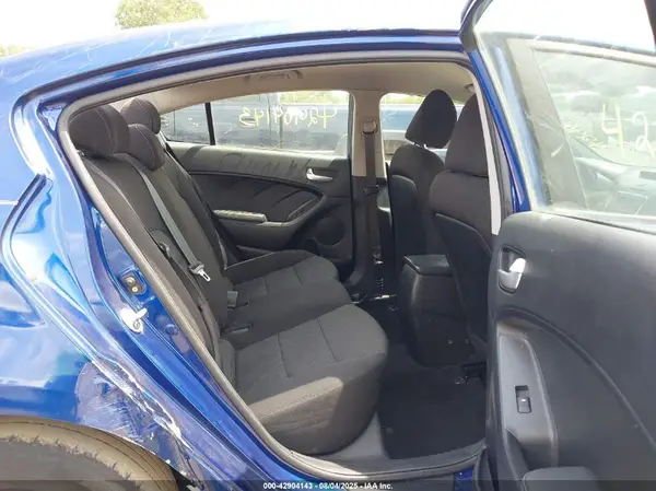 3KPFK4A70JE166101 2018 KIA FORTE - Image 8