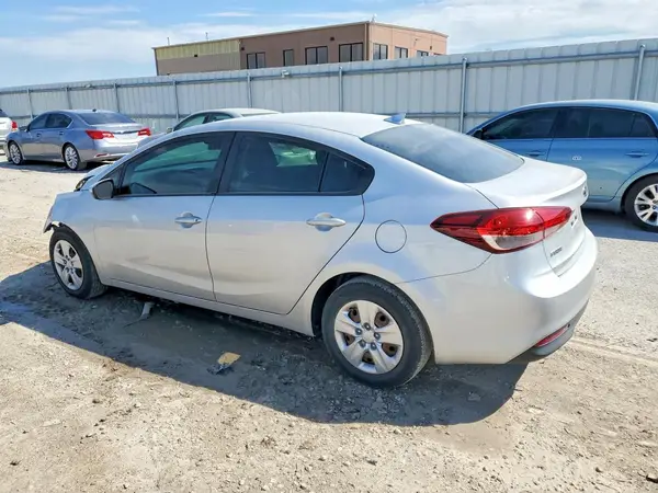 3KPFK4A70JE168110 2018 KIA FORTE - Image 2