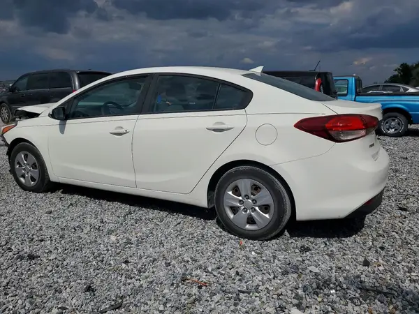 3KPFK4A70JE168575 2018 KIA FORTE - Image 2