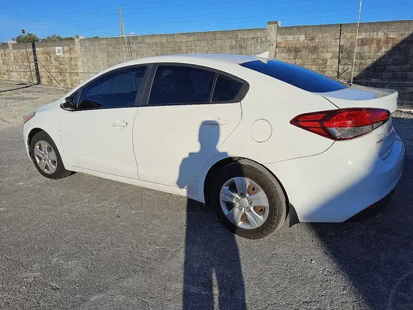 3KPFK4A70JE171475 2018 KIA FORTE - Image 2