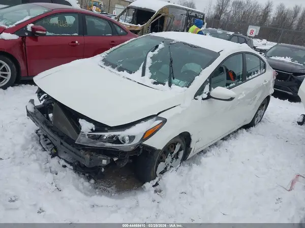 3KPFK4A70JE177115 2018 KIA FORTE - Image 2