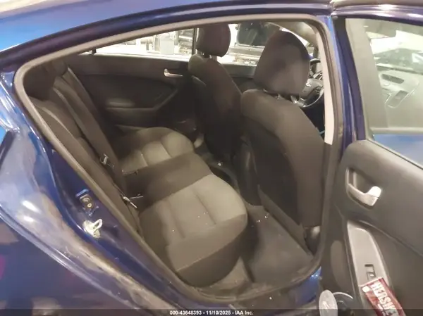3KPFK4A70JE177602 2018 KIA FORTE - Image 8