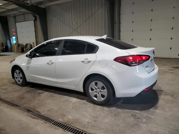 3KPFK4A70JE178765 2018 KIA FORTE - Image 2