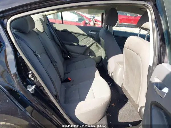 3KPFK4A70JE193167 2018 KIA FORTE - Image 8