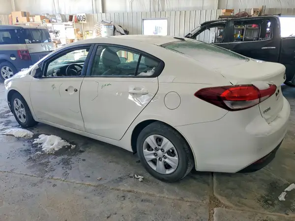 3KPFK4A70JE193217 2018 KIA FORTE - Image 2