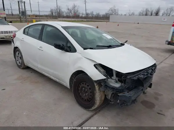3KPFK4A70JE195260 2018 KIA FORTE - Image 1